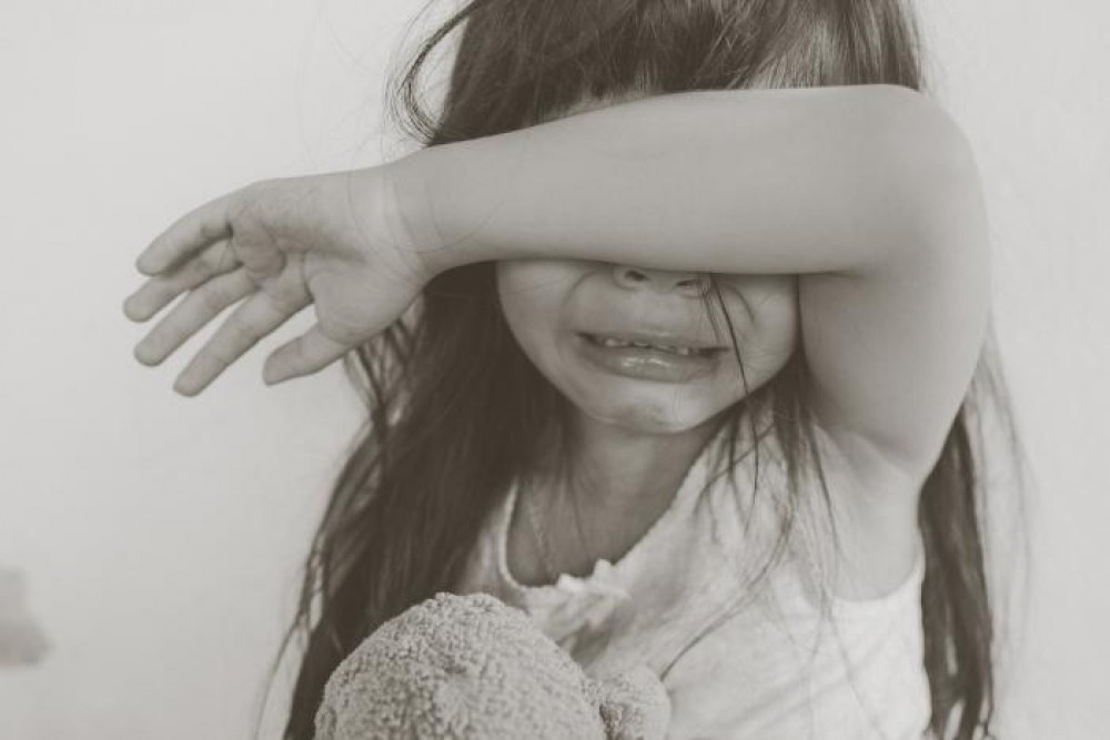 O fetiţă de 9 ani, plecată după apă, a fost violată şi ucisă cu bestialitate de patru bărbaţi